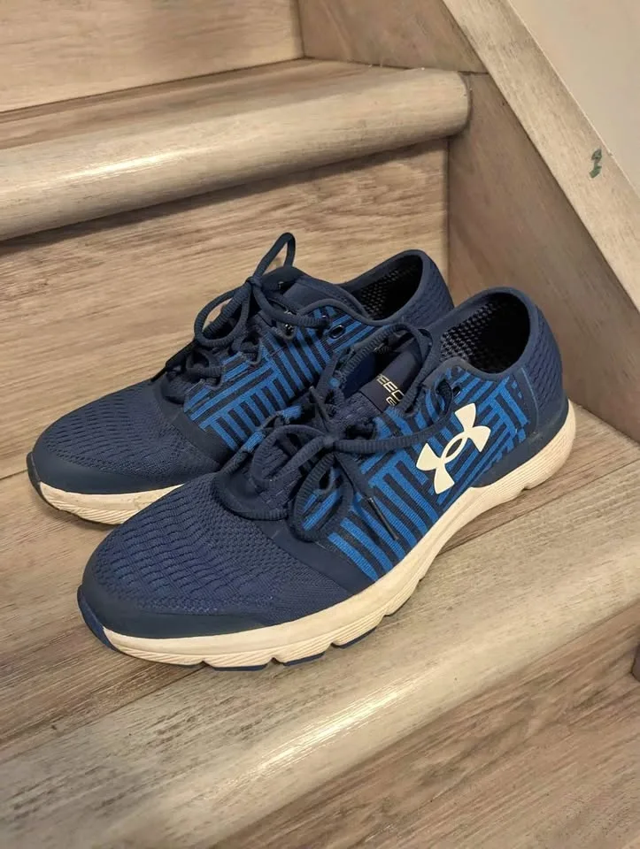 Brand new condition Men's Under Armour Charged shoes size 10