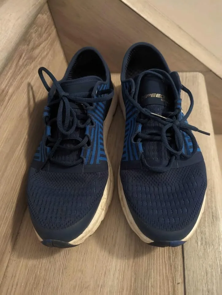 Brand new condition Men's Under Armour Charged shoes size 10 image indicator(2)