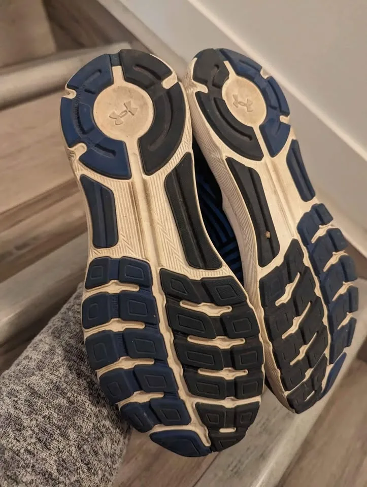 Brand new condition Men's Under Armour Charged shoes size 10 image indicator(3)