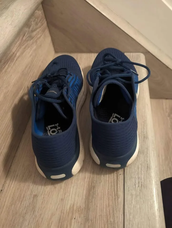 Brand new condition Men's Under Armour Charged shoes size 10 image indicator(4)