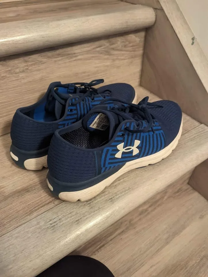 Brand new condition Men's Under Armour Charged shoes size 10 image indicator(5)