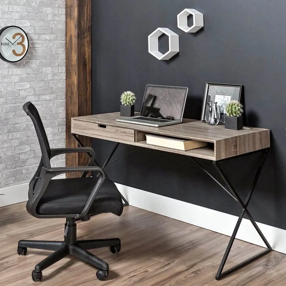 Modern Wooden Desk - Excellent condition