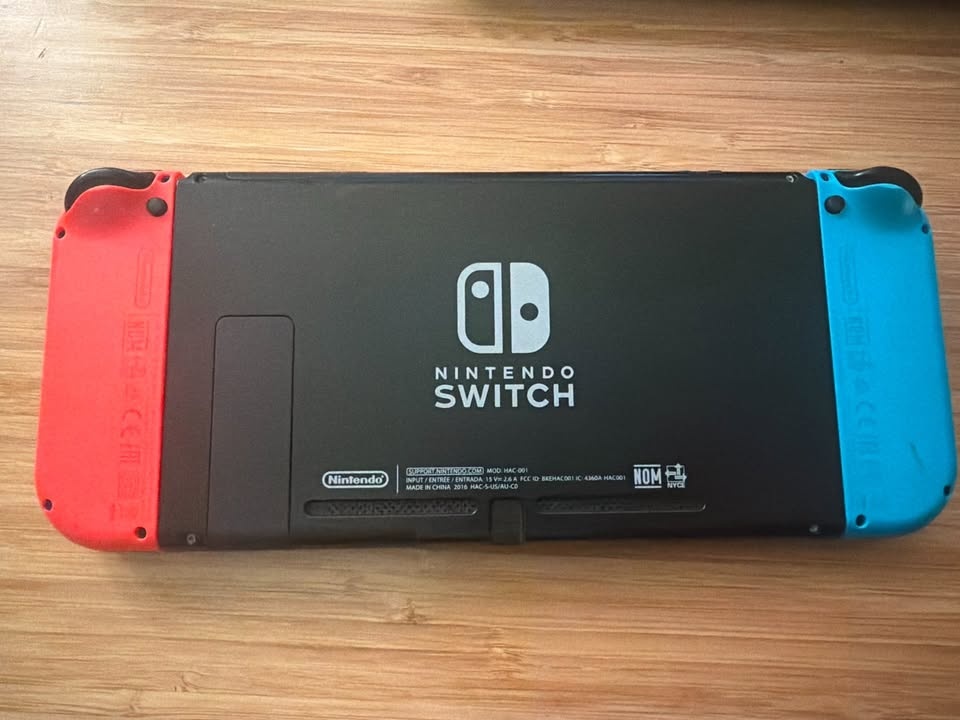 Nintendo Switch Original Console + Free Case - photo 3