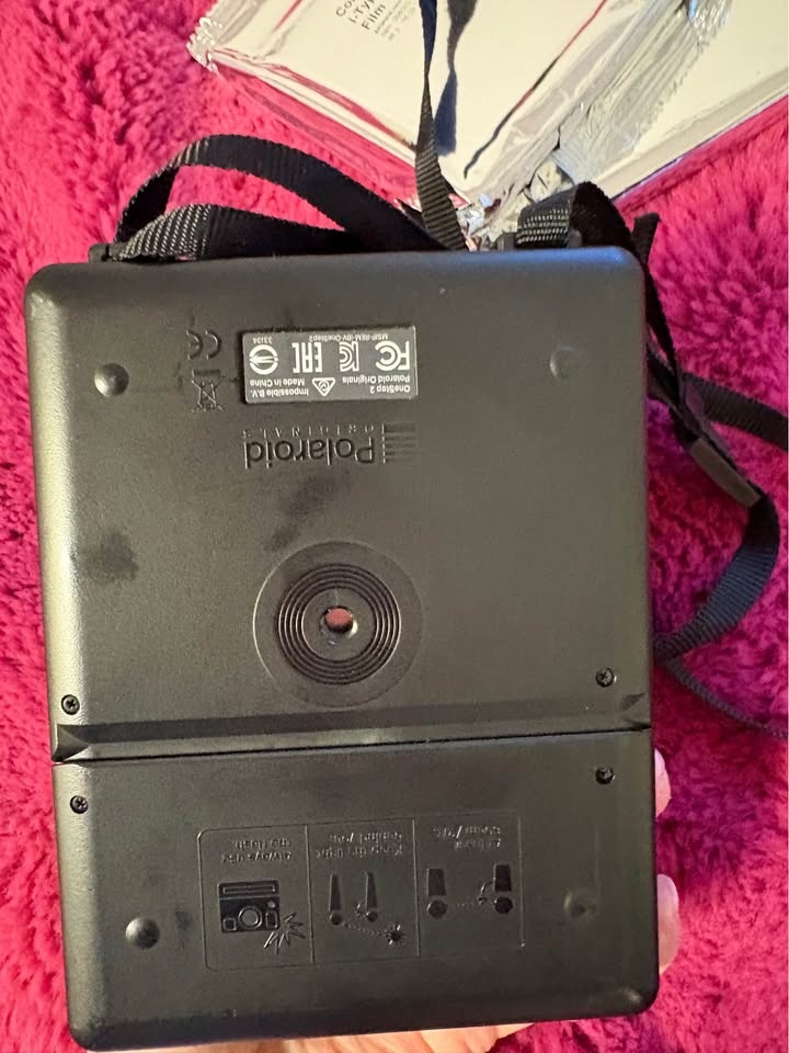 Polaroid OneStep 2 Black Camera with Silver Film - photo 4