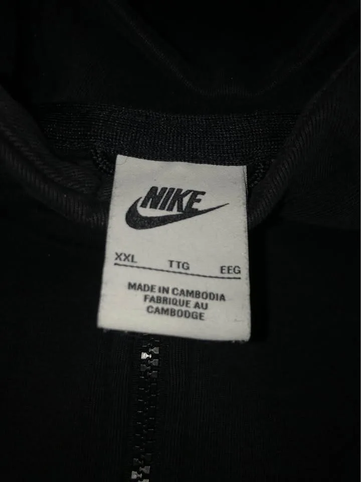 Black Nike tech XXL image indicator(2)