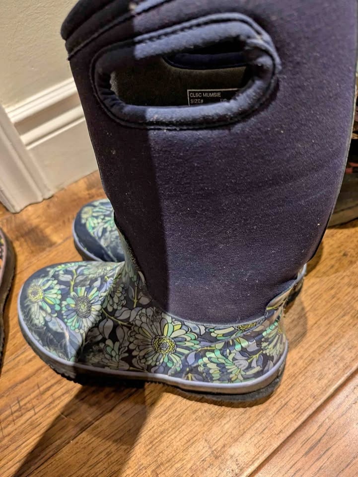 Snow Boots youth Size 5 - Sorel & Bogs