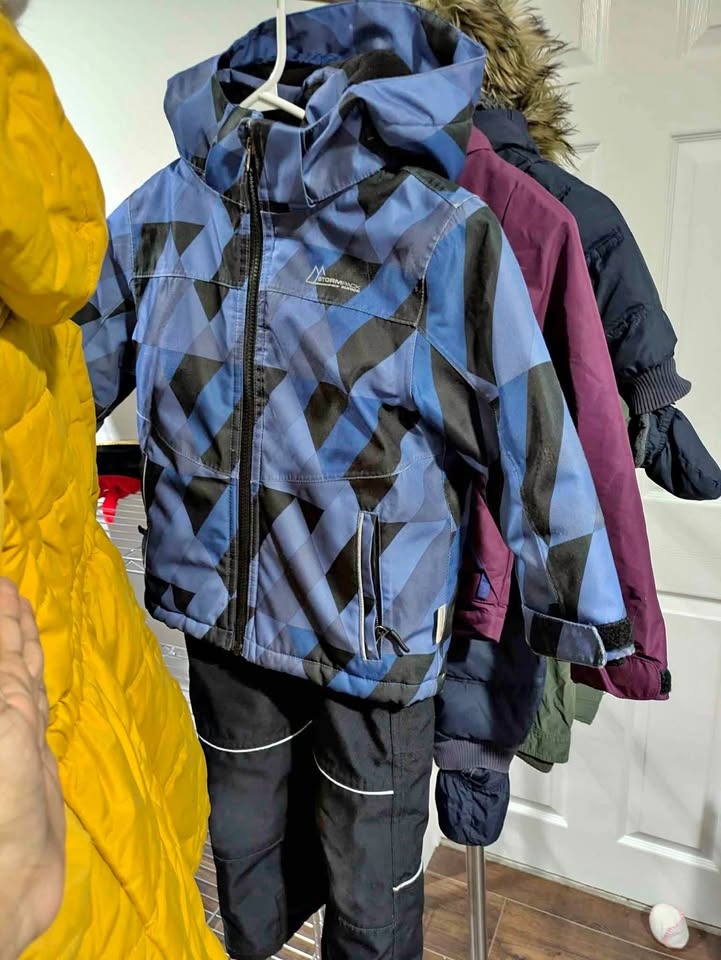Boys 4 snowsuit Jacket + pants Excellent condition