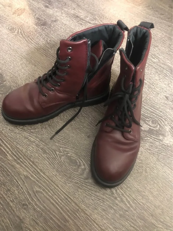 Ardene Women’s Burgundy Boots image indicator(2)