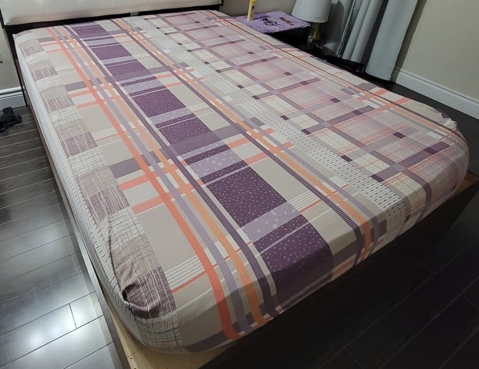 Queen High-Density Mattress 9” + Mattress Cover – Excellent - photo 2