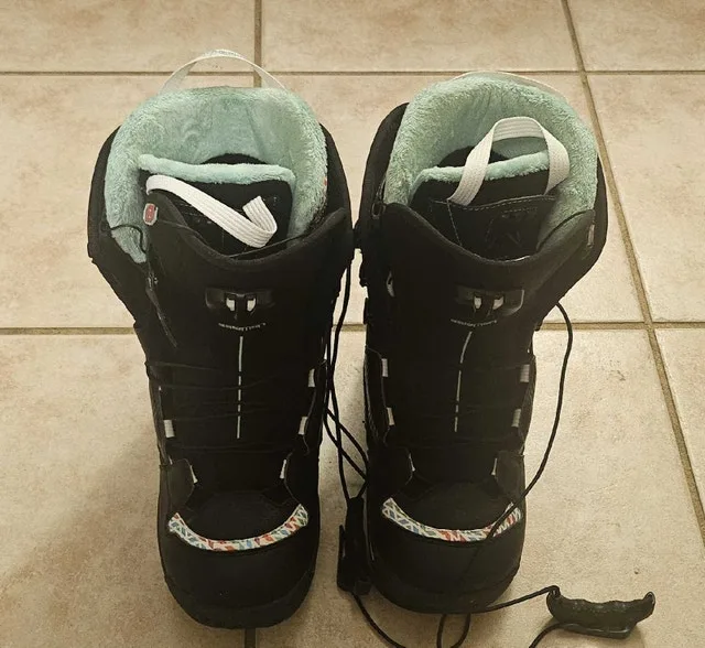 Solomon Woman Snowboard Set in a Bag image indicator(3)