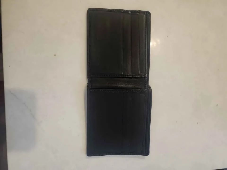 Black Gucci Leather Wallet image indicator(4)