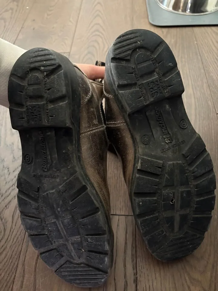 Classic 2446 Clay Blundstones Size AUS8 / CAN9 men / CAN 11 wome image indicator(5)