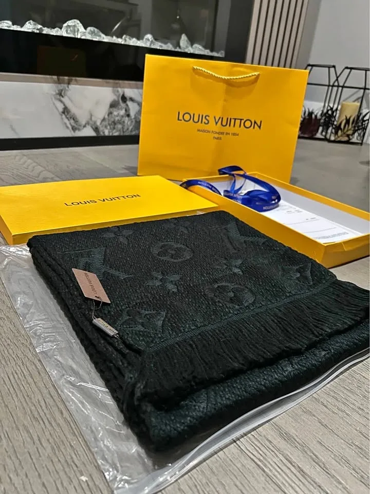 LV Black Winter Scarf (100)