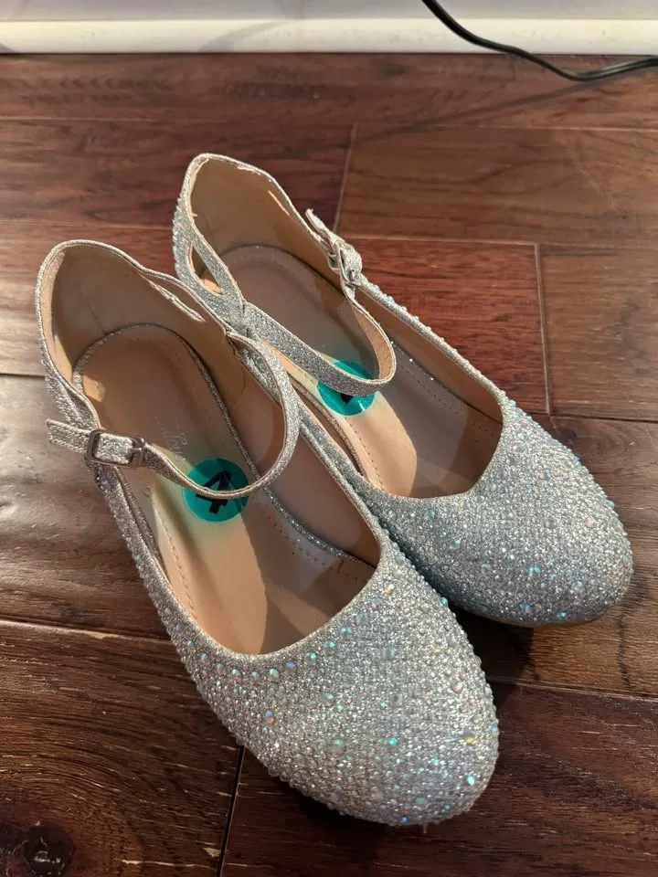Beautiful Party Shoes Size 4 Kids used once ONLY $15 image indicator(3)