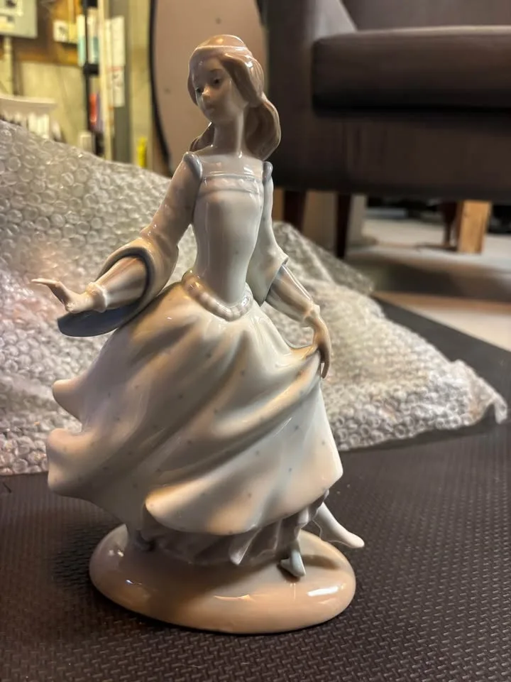 Lladro Figurines for sale - MINT CONDITION image indicator(3)