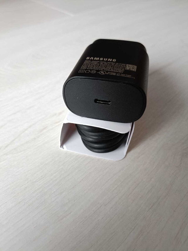 New 25W Samsung charger + USB cable - photo 2