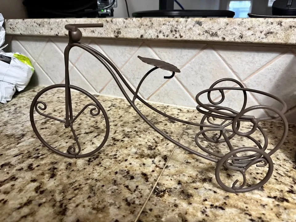 Decorative item / Plant stand / Vase