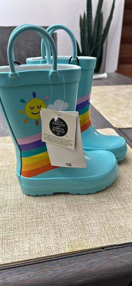 New- Toddler girl rainboot size 5