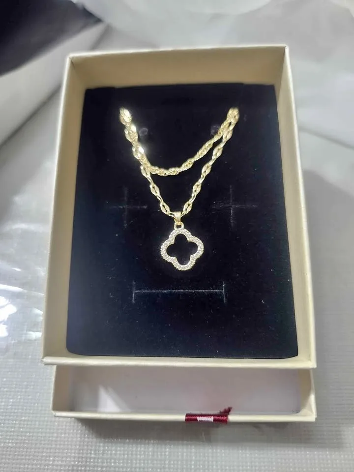 ✨ Elegant Gold Clover Pendant Necklace – Brand New in Gift Box ✨