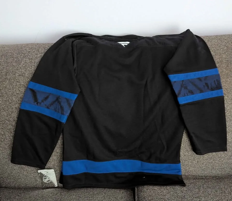 BRAND NEW Toronto Maple Leafs Youth XL Black Jersey image indicator(2)