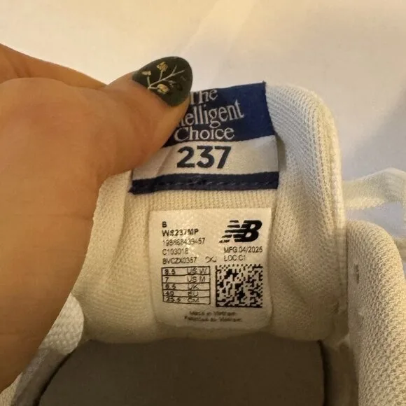 New Balance 237 Women’s Sneakers Beige Canvas Purple N image indicator(7)