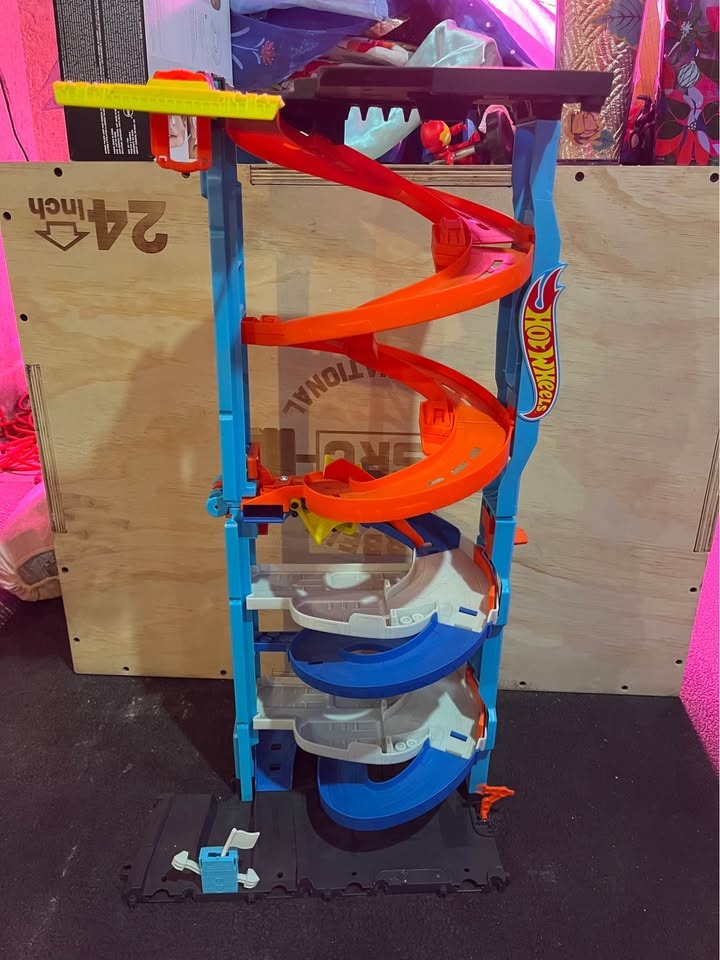 HotWheels city transforming race track - photo 2