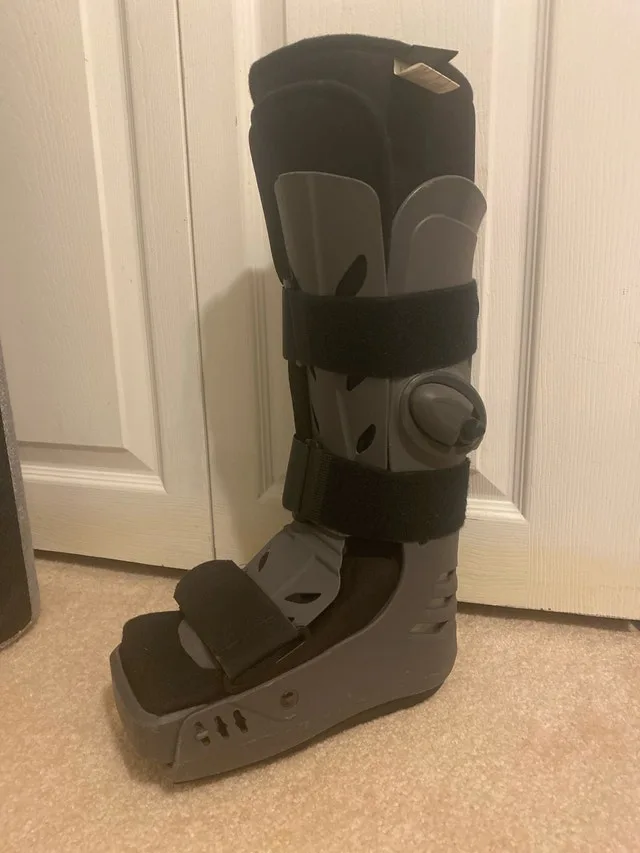 Small Aircast Walking boot for Fructure leg or foot image indicator(2)