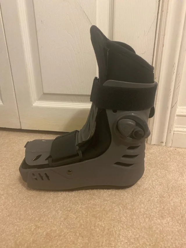 Small Aircast Walking boot for Fructure leg or foot image indicator(3)