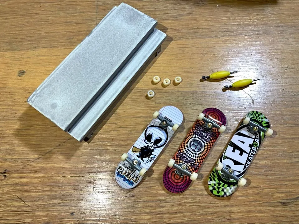 Tech Decks x3 plus 4 extra wheels, 2 tools and carrying case/tab