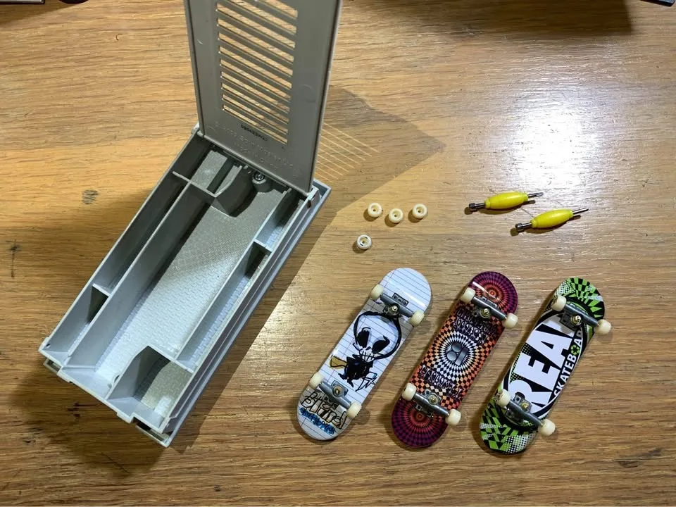 Tech Decks x3 plus 4 extra wheels, 2 tools and carrying case/tab image indicator(2)