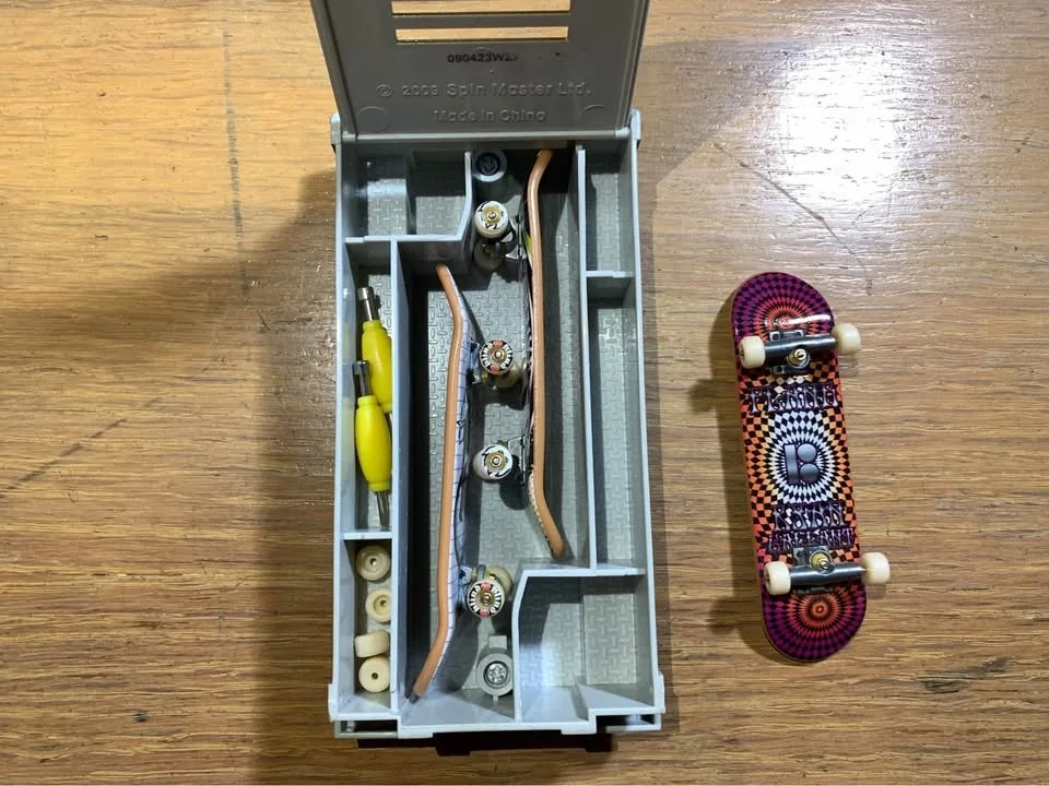 Tech Decks x3 plus 4 extra wheels, 2 tools and carrying case/tab image indicator(3)