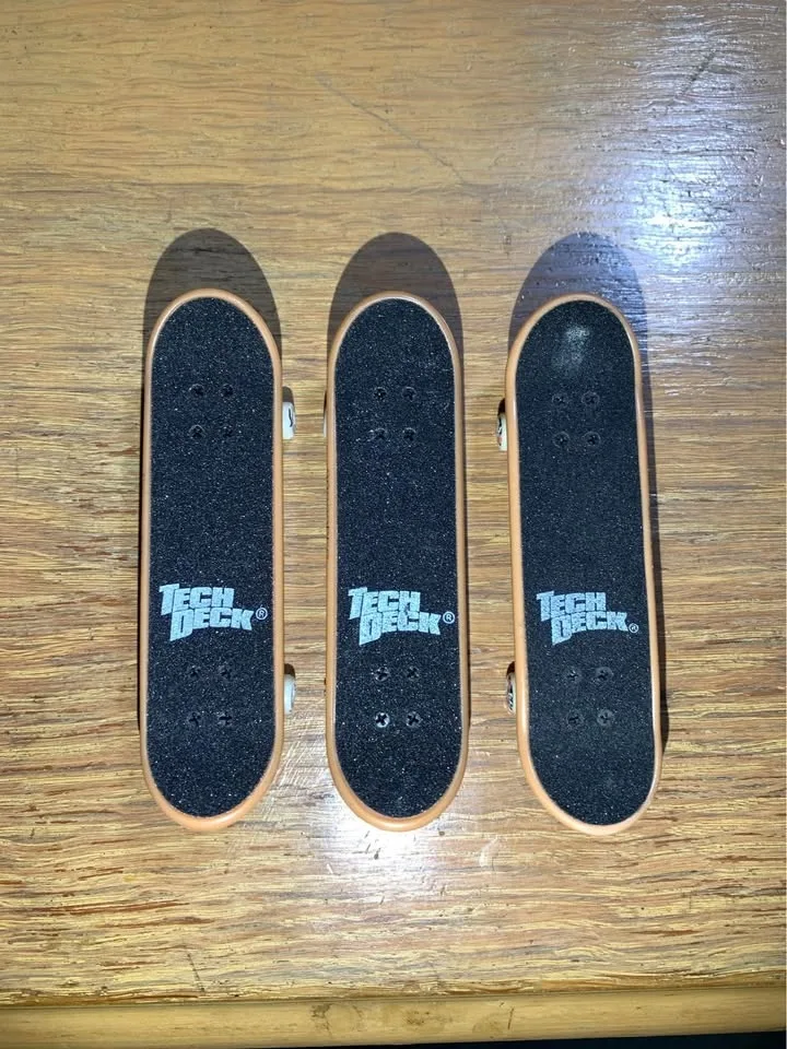 Tech Decks x3 plus 4 extra wheels, 2 tools and carrying case/tab image indicator(4)