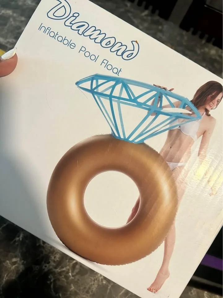 Diamond ring pool floaty