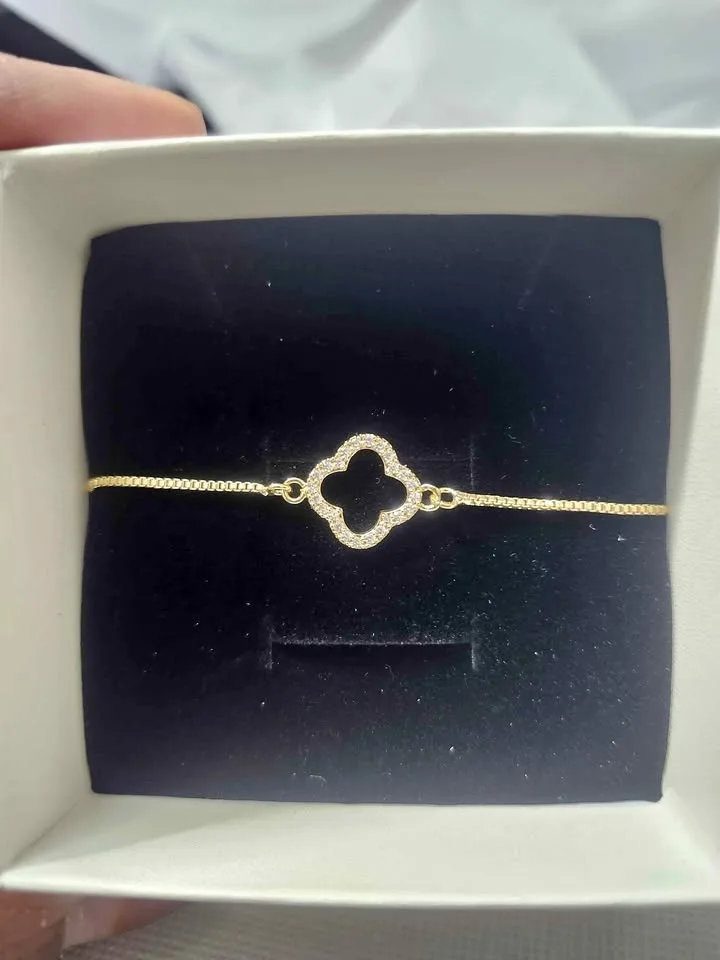 ✨ Elegant Gold Clover Bracelet – Brand New ✨