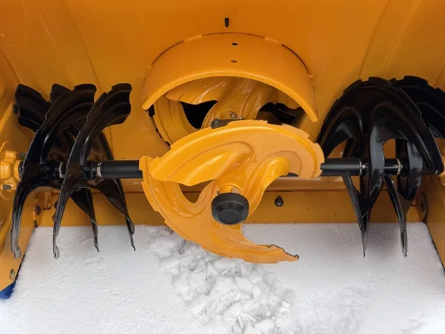Cub Cadet snow blower 30” HD 3X, adjustable slush plow included. image indicator(2)