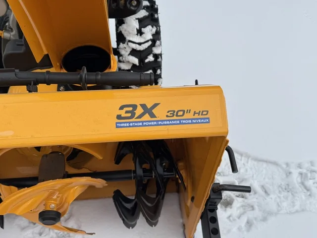 Cub Cadet snow blower 30” HD 3X, adjustable slush plow included. image indicator(3)