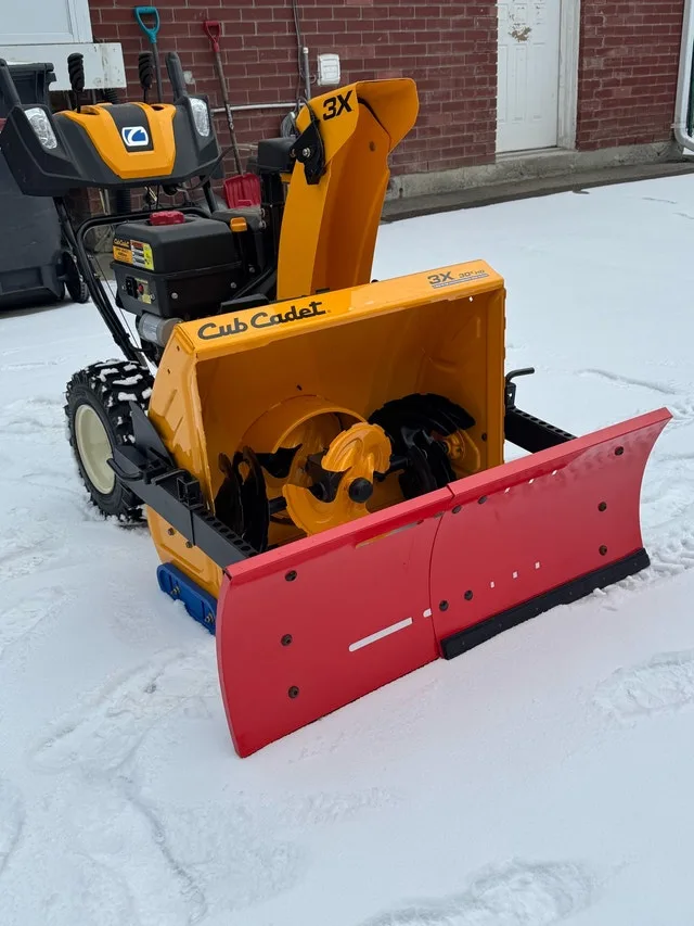Cub Cadet snow blower 30” HD 3X, adjustable slush plow included. image indicator(5)