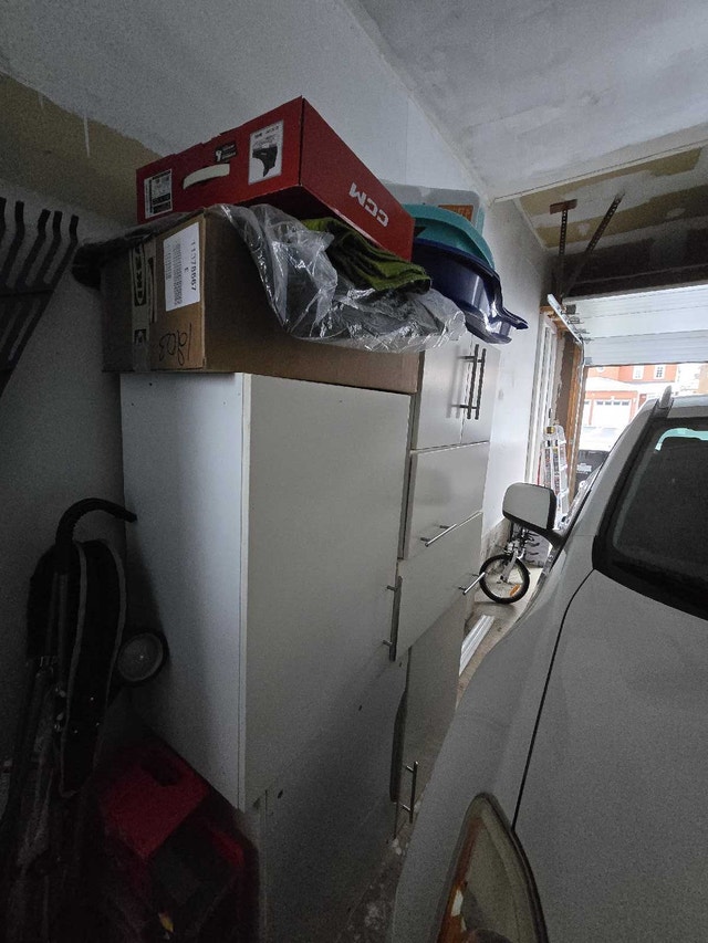USED Kitchen Cabins in White 6 nos FREE