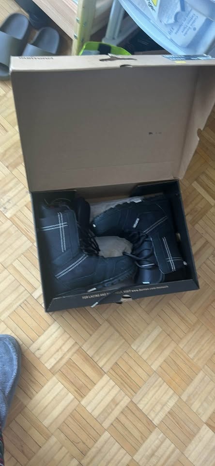 Snowboard Equipment Burton Shoes and Protection - photo 4