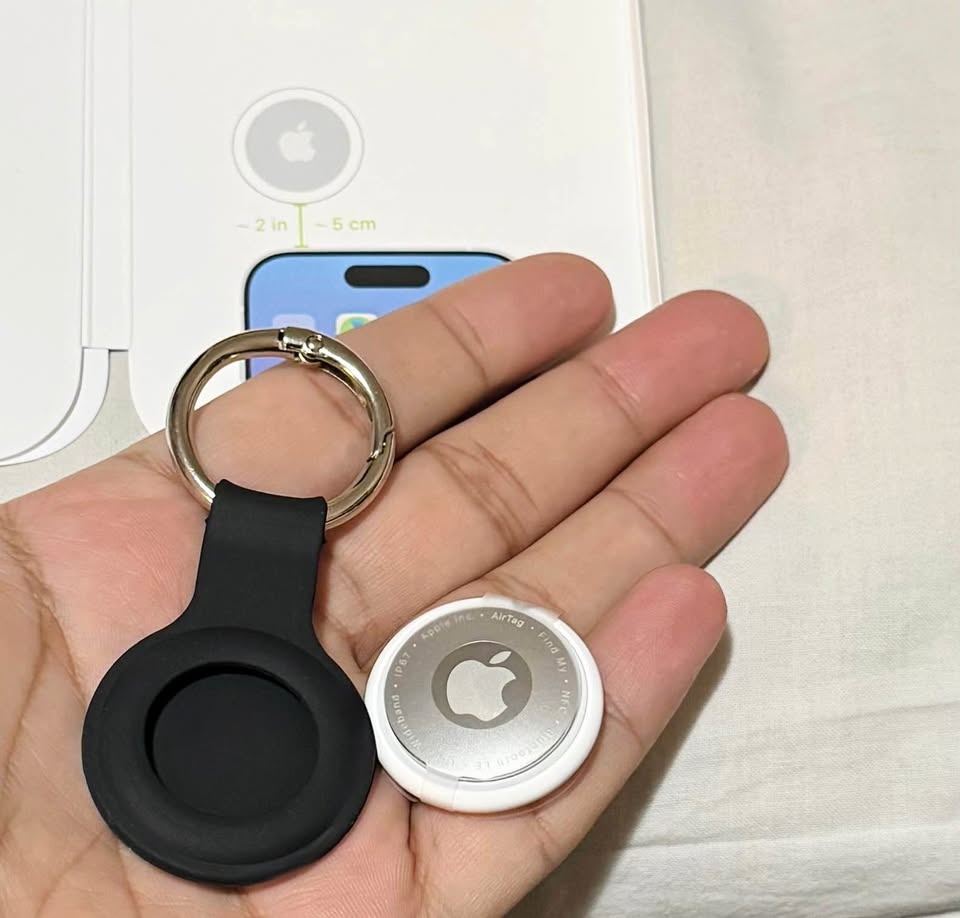 Brand new Apple original AirTag *NEW* still has the seal on