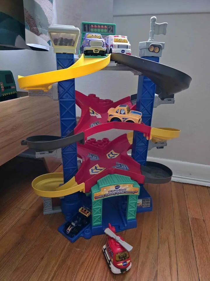 Vtech Go Go Car Tower + 5 Cars