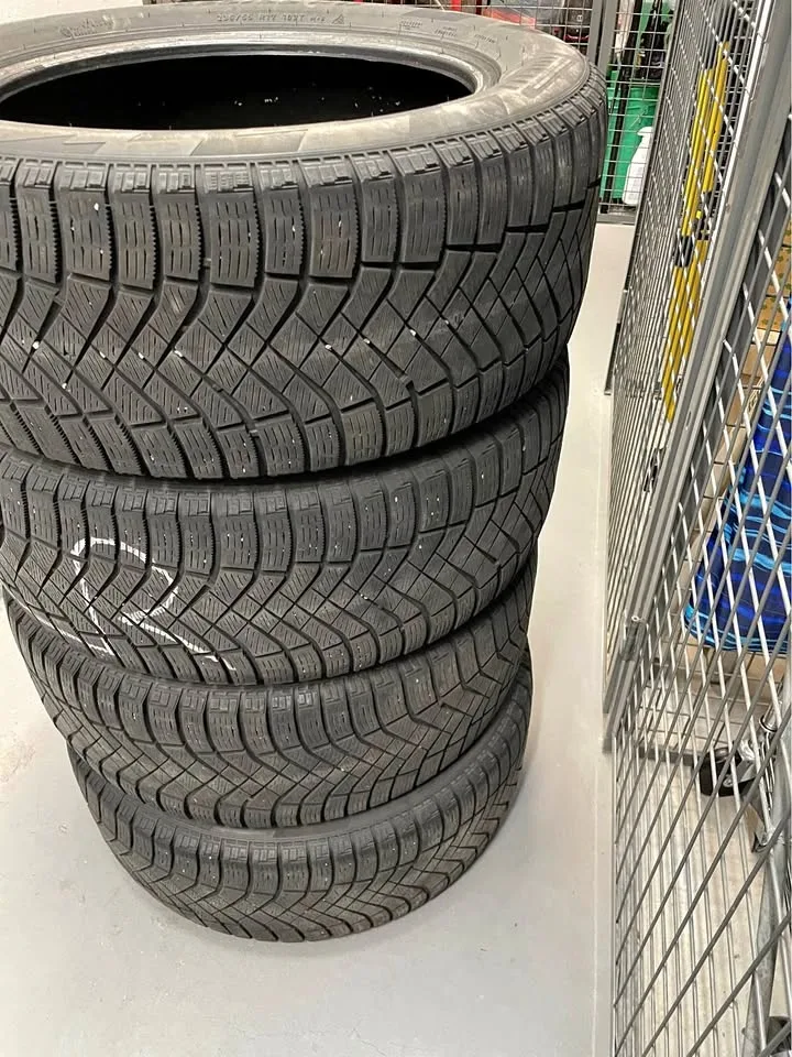Pirelli Sub Zero 235/55 R17
