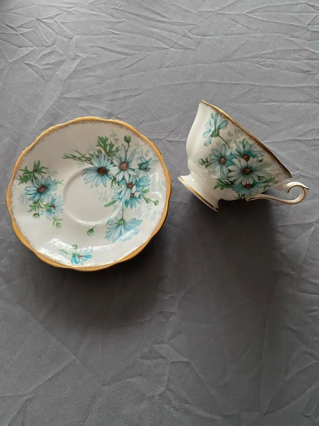 Royal Albert Teacup and saucer image indicator(2)