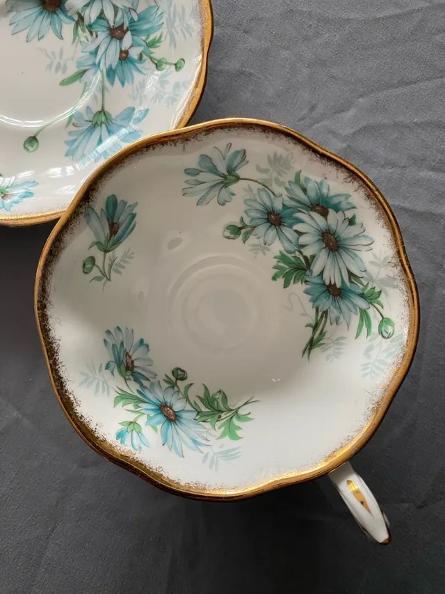 Royal Albert Teacup and saucer image indicator(3)