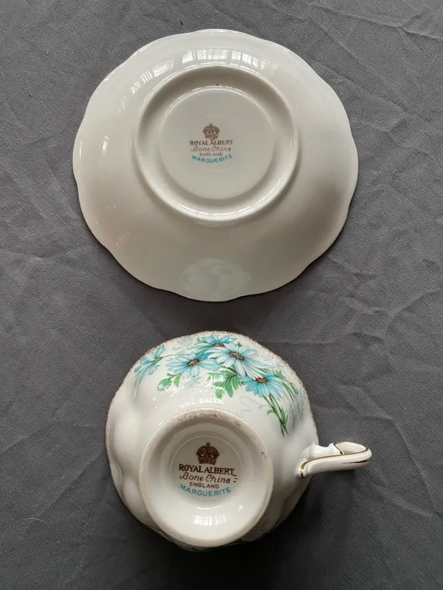 Royal Albert Teacup and saucer image indicator(4)