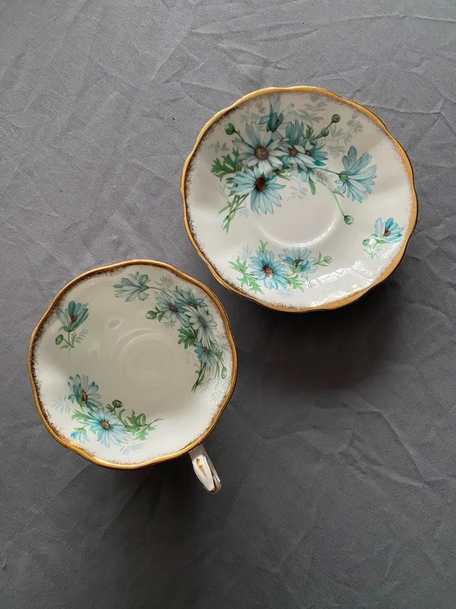 Royal Albert Teacup and saucer image indicator(5)