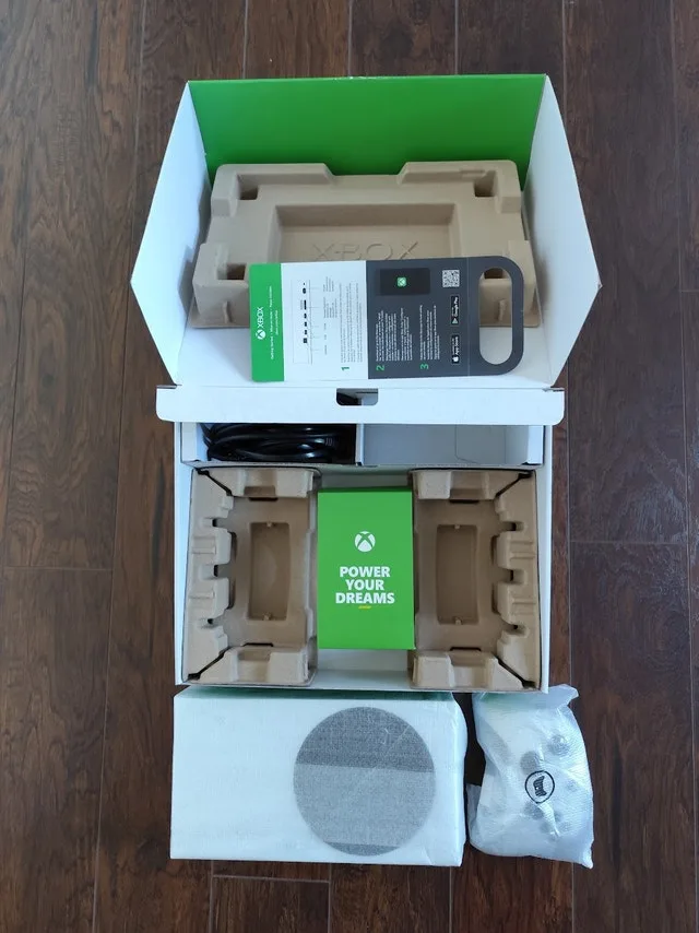 (Delivery) LNIB Xbox Series S w/games image indicator(3)