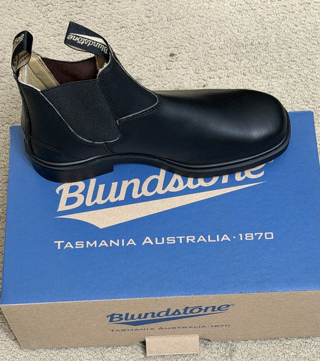 $70 OFF - Brand New In Box Chisel Toe Blundstones