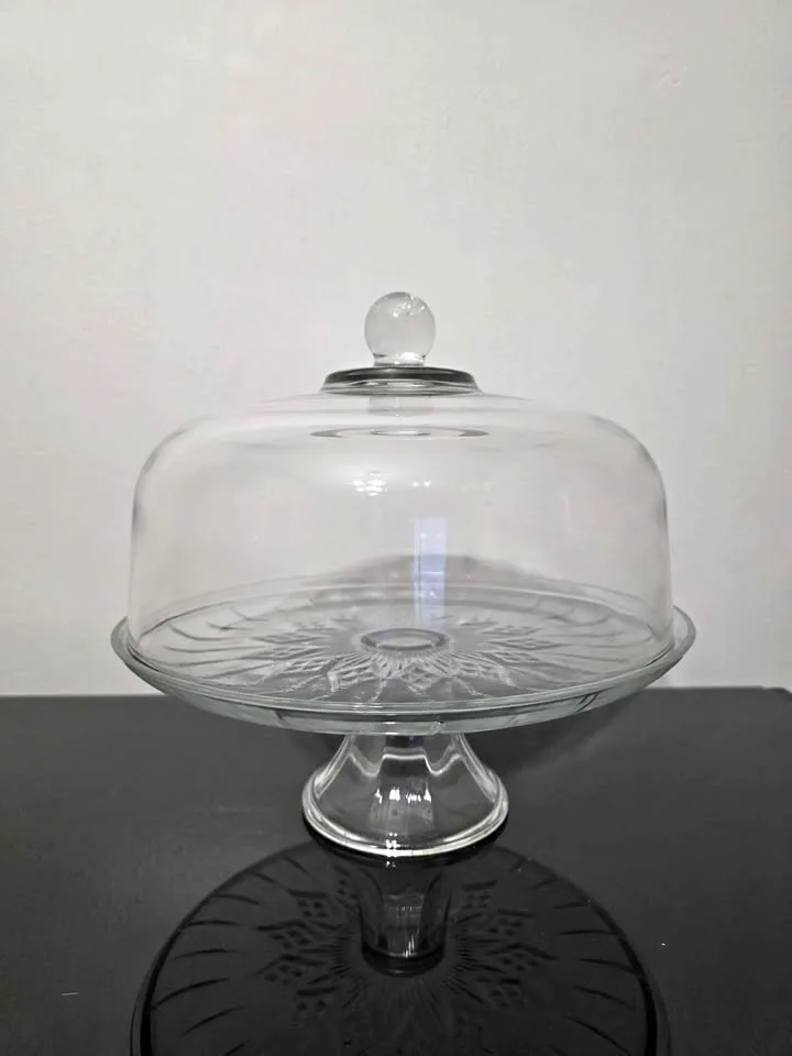 Glass cake stand