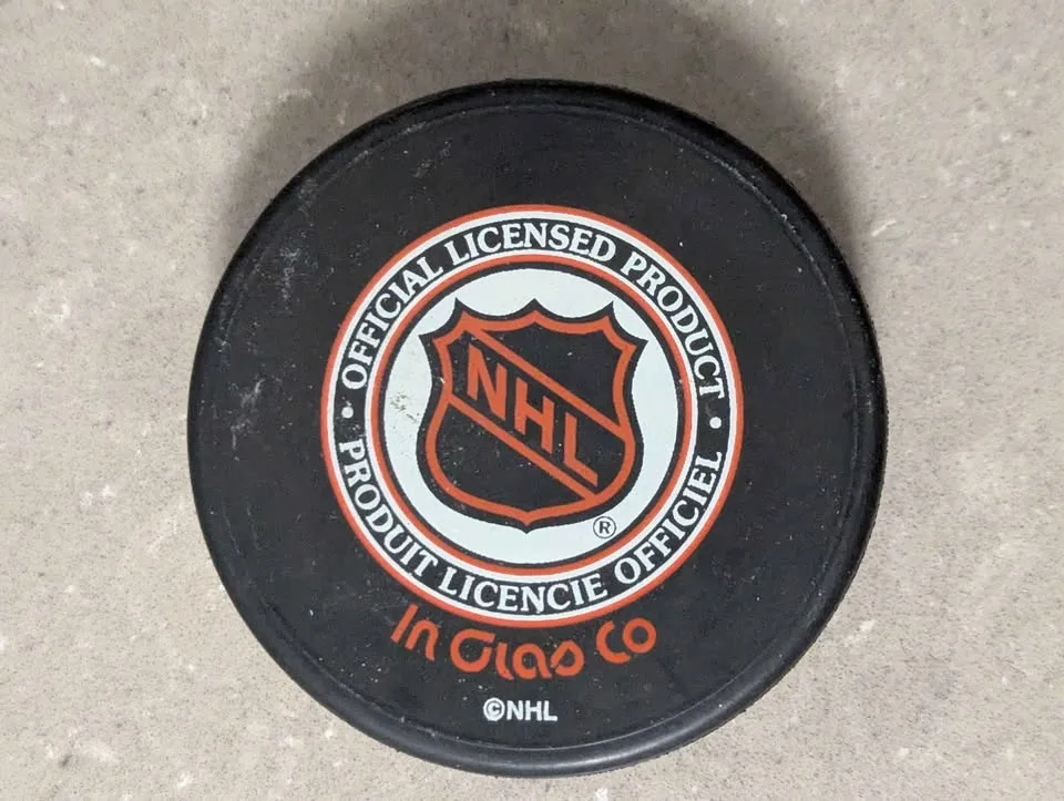 Vintage Toronto Maple Leafs Puck (1931-1999) image indicator(2)